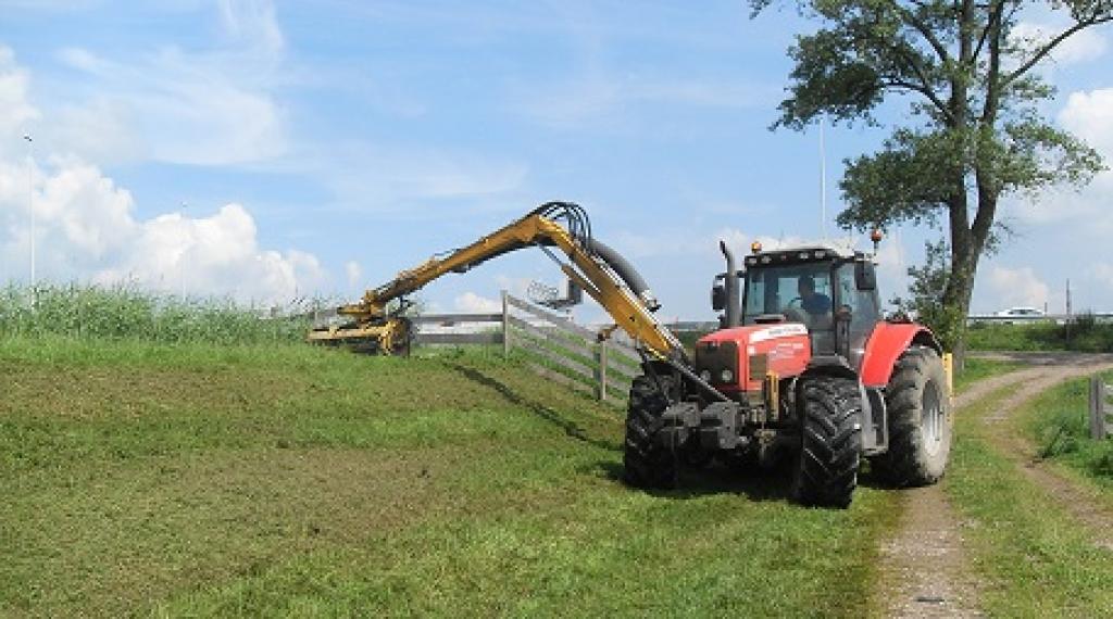 Tractor met maaiarm