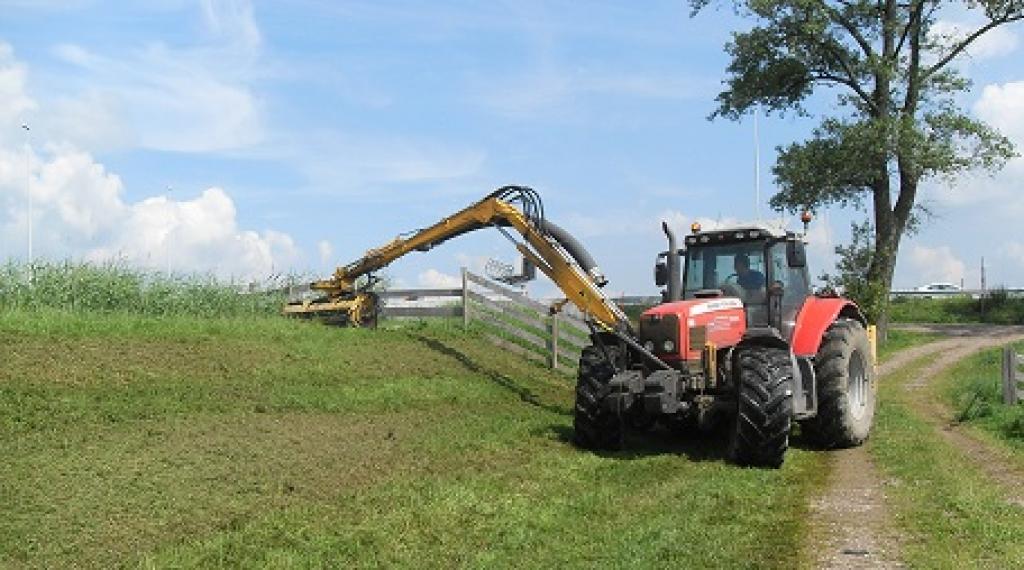 Tractor met maaiarm